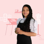 Los sueños pueden convertirse en realidad con esfuerzo y ganas de querer cumplirlos. Kelly Zapata, una joven estudiante colombiana, es un ejemplo de ello. Nacida en Dabeiba, un pequeño pueblo de la región de Antioquia, Kelly se ha convertido en un referente para su comunidad y en una fuente de orgullo para todo el que la conoce. No solo ha conseguido cambiar su vida sino que, con la ayuda de su madre, está creando oportunidades para otras personas.
Kelly Zapata, la joven diseñadora que busca en la moda un antídoto contra la violencia y la pobreza