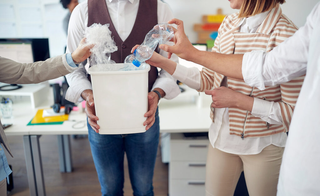 ¿Qué residuos generamos y de dónde salen? Es la primera pregunta que debe hacerse una empresa, al margen de su tamaño, si quiere mejorar el entorno medioambiental y social. Reducir, reutilizar y reciclar esos desechos impacta, también, en la reputación y en la concienciación de los empleados. Hoja de ruta para que empresas y pymes mejoren la gestión de sus residuos
