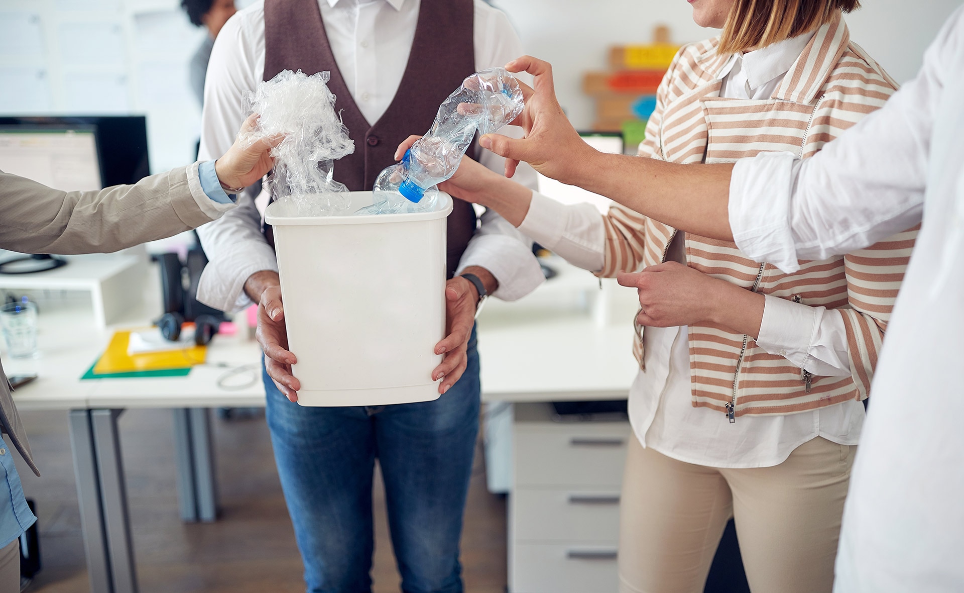 ¿Qué residuos generamos y de dónde salen? Es la primera pregunta que debe hacerse una empresa, al margen de su tamaño, si quiere mejorar el entorno medioambiental y social. Reducir, reutilizar y reciclar esos desechos impacta, también, en la reputación y en la concienciación de los empleados. Hoja de ruta para que empresas y pymes mejoren la gestión de sus residuos