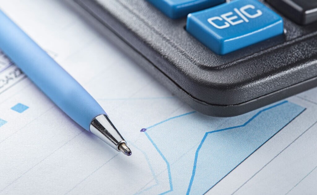 Invertir es, de manera resumida, el proceso de comprar activos que aumentan de valor con el tiempo y proporcionan rendimientos en forma de pagos de ingresos o ganancias de capital. En el caso de las inversiones financieras, estas se refieren a las operaciones que se hacen en valores como acciones, bonos, letras de cambio, depósitos bancarios y otros instrumentos financieros. ¿Qué son las inversiones financieras y qué tipos existen?