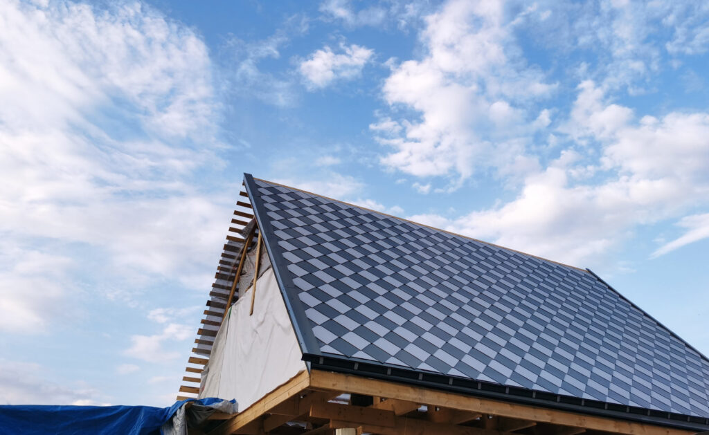 Que sean las propias tejas de una cubierta las que generen energía limpia a la vivienda no es una idea nueva, pero en los últimos años la tecnología y el empeño de grandes empresas han logrado que los tejados sin placas solares sean una realidad cada vez más asumible. ¿Adiós a las placas solares? Así funcionan las tejas solares fotovoltaicas