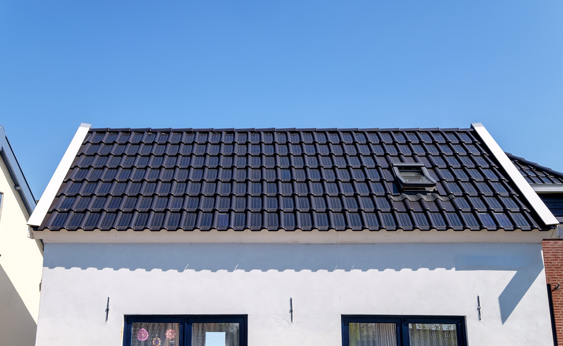 Que sean las propias tejas de una cubierta las que generen energía limpia a la vivienda no es una idea nueva, pero en los últimos años la tecnología y el empeño de grandes empresas han logrado que los tejados sin placas solares sean una realidad cada vez más asumible. ¿Adiós a las placas solares? Así funcionan las tejas solares fotovoltaicas