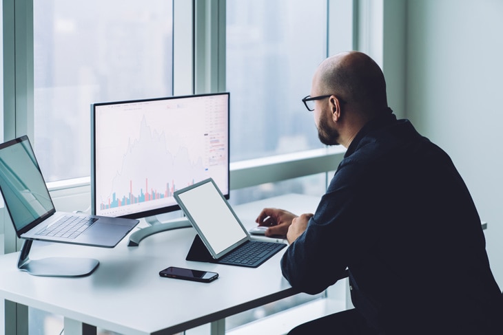 Mientras que los científicos de datos seleccionan y analizan la información, los ingenieros de datos crean productos o soluciones de ‘software’ y destacan por sus amplios conocimientos sobre programación. La demanda de ambos perfiles, que trabajan de forma conjunta, ha aumentado de forma exponencial en los últimos años. Científico de datos vs ingeniero de datos: ¿en qué se diferencian?