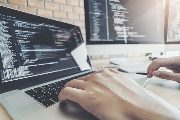 Mientras que los científicos de datos seleccionan y analizan la información, los ingenieros de datos crean productos o soluciones de ‘software’ y destacan por sus amplios conocimientos sobre programación. La demanda de ambos perfiles, que trabajan de forma conjunta, ha aumentado de forma exponencial en los últimos años. Científico de datos vs ingeniero de datos: ¿en qué se diferencian?
