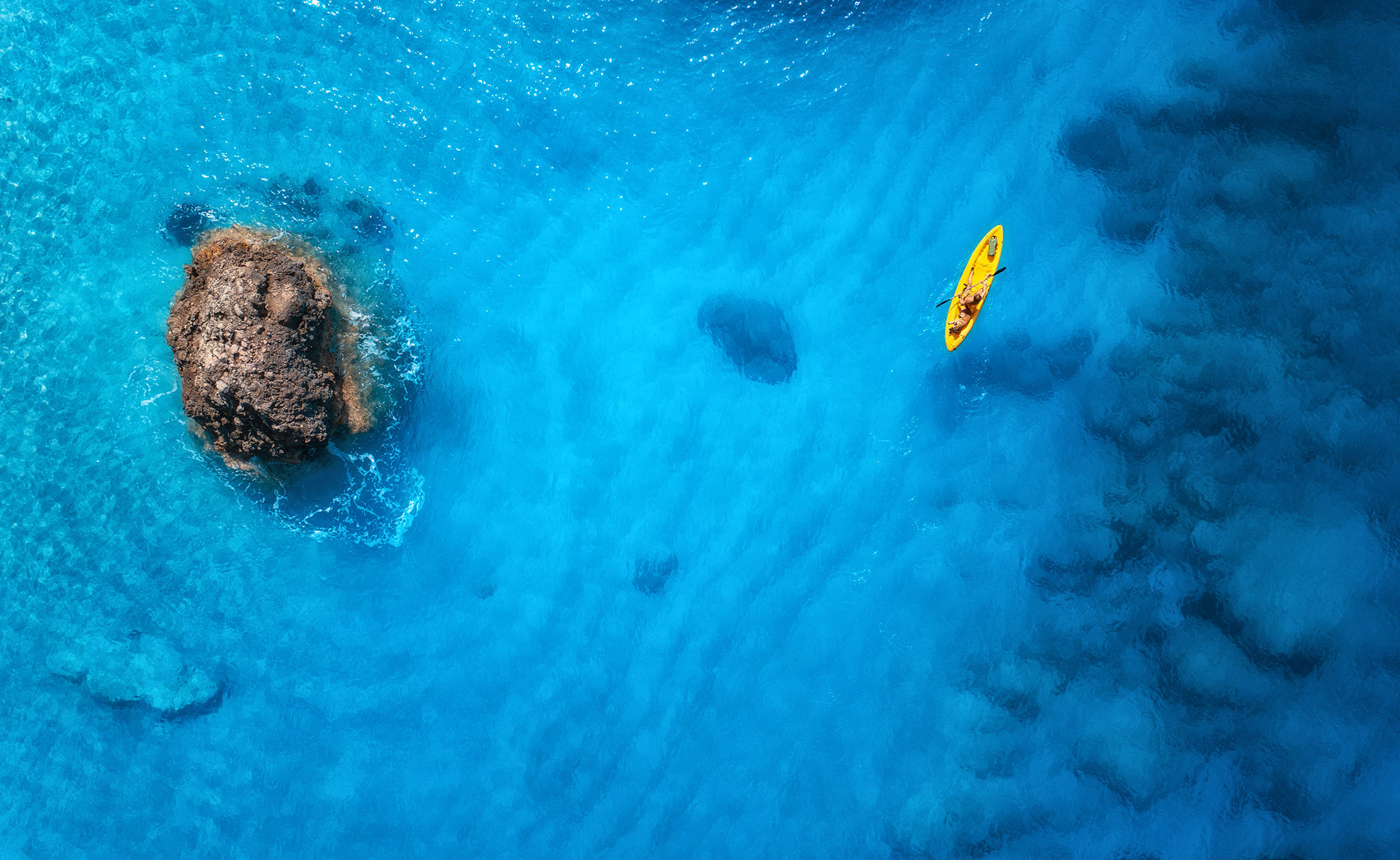Si entre tus opciones está la de viajar de manera consciente, sigue alguna de estas recomendaciones incluidas en el monográfico de BBVA sobre turismo sostenible.
Siete consejos para viajar y disfrutar de manera sostenible