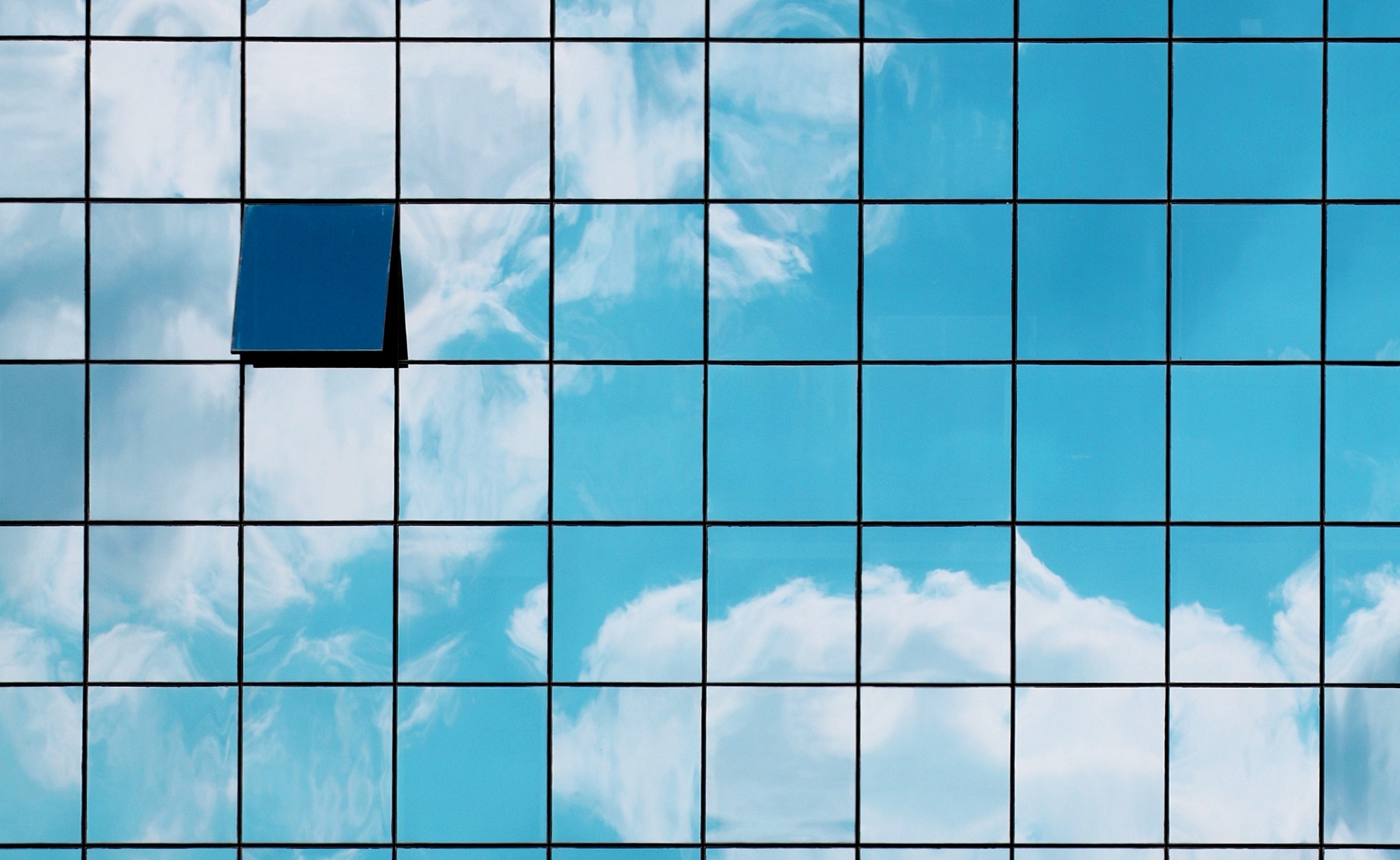 Un buen uso de la tecnología en el espacio laboral ofrece una nueva oportunidad para poner en marcha hábitos sostenibles, como los incluidos en el monográfico de BBVA ‘De la teoría a la práctica: guía para la acción climática’.
Eficiencia energética en la oficina: reduce la huella de carbono mientras trabajas