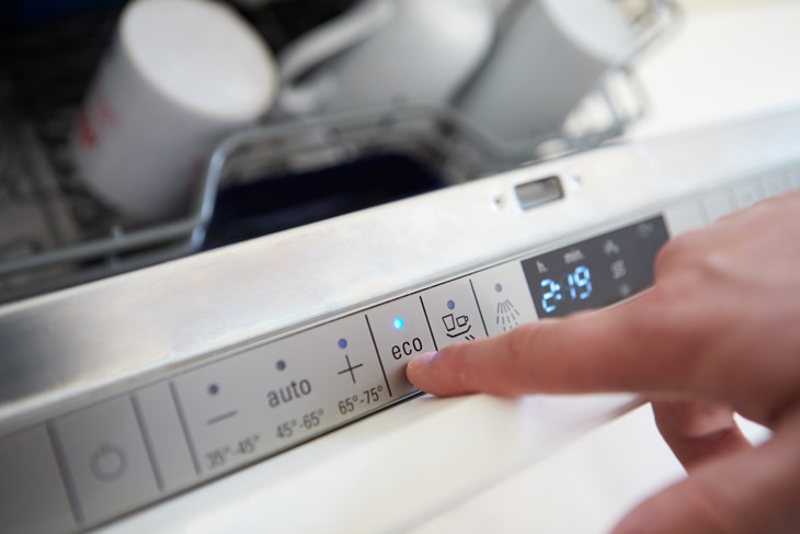 Un buen uso de la tecnología en el espacio laboral ofrece una nueva oportunidad para poner en marcha hábitos sostenibles, como los incluidos en el monográfico de BBVA ‘De la teoría a la práctica: guía para la acción climática’.
Eficiencia energética en la oficina: reduce la huella de carbono mientras trabajas