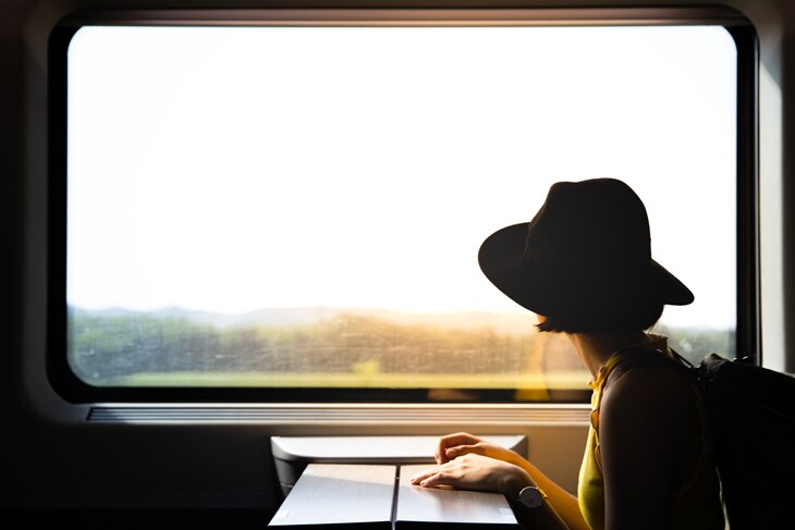 Si entre tus opciones está la de viajar de manera consciente, sigue alguna de estas recomendaciones incluidas en el monográfico de BBVA sobre turismo sostenible.
Siete consejos para viajar y disfrutar de manera sostenible