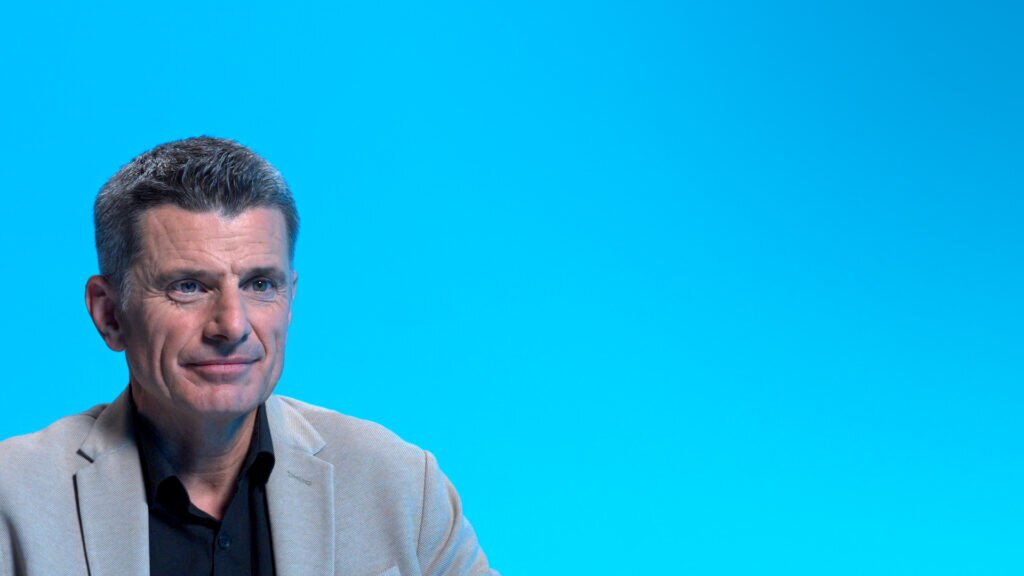 Pedro Olalla nos invita a estudiar la historia y recuperar la actitud de cuestionamiento de los antiguos filósofos griegos. Pedro Olalla nos invita a estudiar la historia y recuperar la actitud de cuestionamiento de los antiguos filósofos griegos.