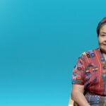 Rigoberta Menchú Tum, la nieta de los mayas, nació a la orilla del bosque nuboso de Chimel (El Quiché, Guatemala), donde la tradición ancestral se transmitía de generación en generación, en contacto directo con la madre naturaleza. También nació en un momento histórico de discriminación racial, violencia, tortura y muerte que sufrió su familia y determinó su futuro como líder indígena y activista.
'Podcast': Rigoberta Menchu: