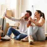 Los españoles se emancipan tarde. Según datos recabados por Eurostat, en 2021 la edad media en la que los jóvenes de la Unión Europea abandonan el hogar familiar es de 26,5 años. En España sube hasta cerca de los 30 años. Fomentar el alquiler: el elemento clave para impulsar la emancipación de los jóvenes