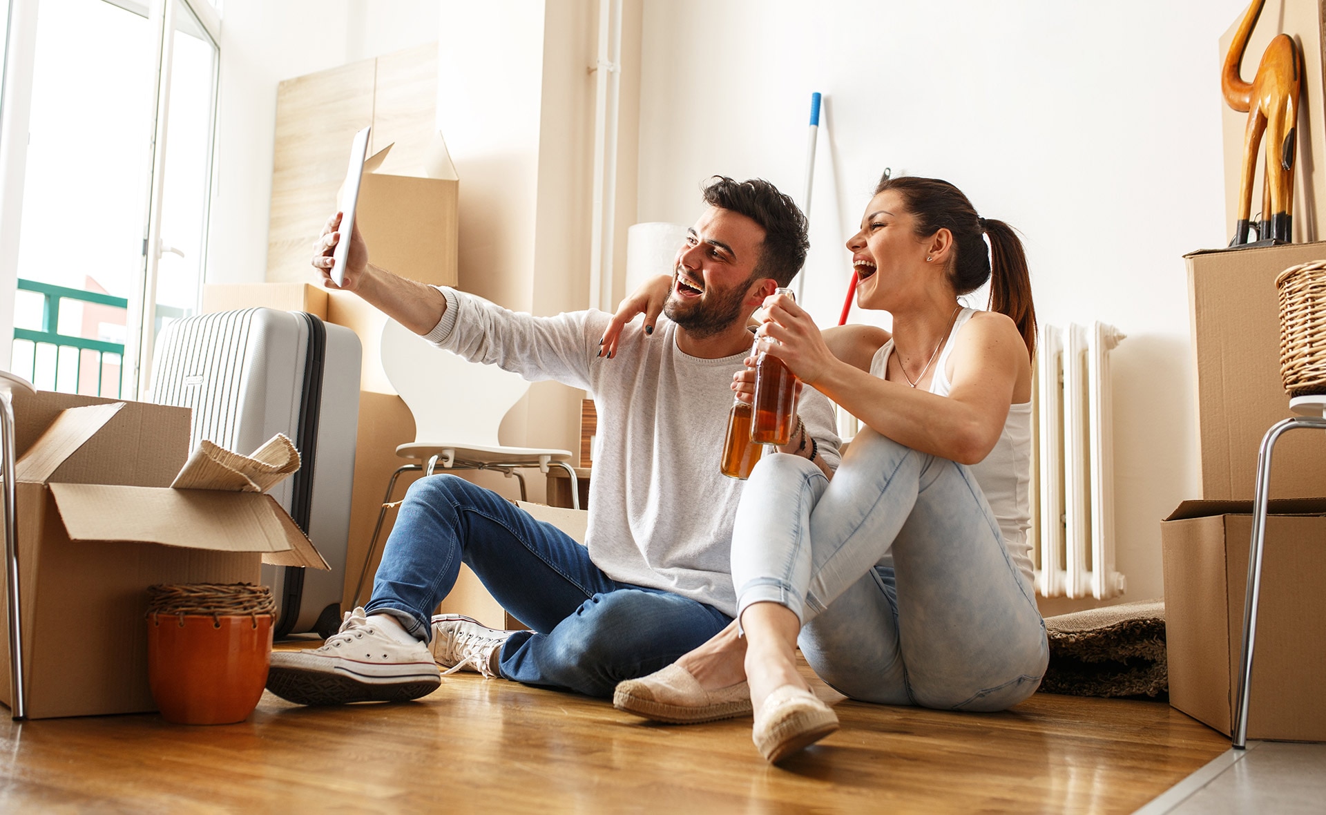 Los españoles se emancipan tarde. Según datos recabados por Eurostat, en 2021 la edad media en la que los jóvenes de la Unión Europea abandonan el hogar familiar es de 26,5 años. En España sube hasta cerca de los 30 años. Fomentar el alquiler: el elemento clave para impulsar la emancipación de los jóvenes