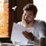 Se trata de un recurso, con sus pros y sus contras, para poner algo de orden cuando se tiene un número importante de deudas. Consolidar o reunificar créditos consiste en transformar una serie de pagos dispersos con plazos de amortización e intereses distintos en una sola cuota. Aunque puede suponer un desahogo mes a mes, la reunificación de la deuda suele conllevar un sobrecoste. En qué consiste la consolidación o reunificación de la deuda: ventajas e inconvenientes