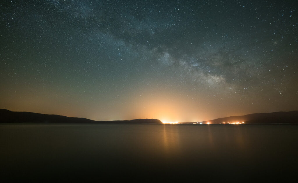 Para muchas especies, la oscuridad de la noche es un lugar de oportunidades. En el caso de los humanos, la luz artificial es una necesidad y también un problema. La contaminación lumínica provoca que una de cada tres personas apenas vea el cielo estrellado. Por no hablar de cómo afecta al sueño y al consumo de energía. Un planeta sin noche: los riesgos de la contaminación lumínica