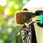 La transición a energías sostenibles del sector de la automoción, especialmente flotas industriales y de transporte, es clave para combatir el cambio climático e impulsar una movilidad verde y conectada en España. La subida del precio de la energía en Europa, agravada por las actuales tensiones geopolíticas, hace necesario acelerar la transición energética de este sector. BBVA acompaña a las empresas de transporte en la electrificación de sus flotas