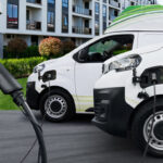 La transición a energías sostenibles del sector de la automoción, especialmente flotas industriales y de transporte, es clave para combatir el cambio climático e impulsar una movilidad verde y conectada en España. La subida del precio de la energía en Europa, agravada por las actuales tensiones geopolíticas, hace necesario acelerar la transición energética de este sector. BBVA acompaña a las empresas de transporte en la electrificación de sus flotas
