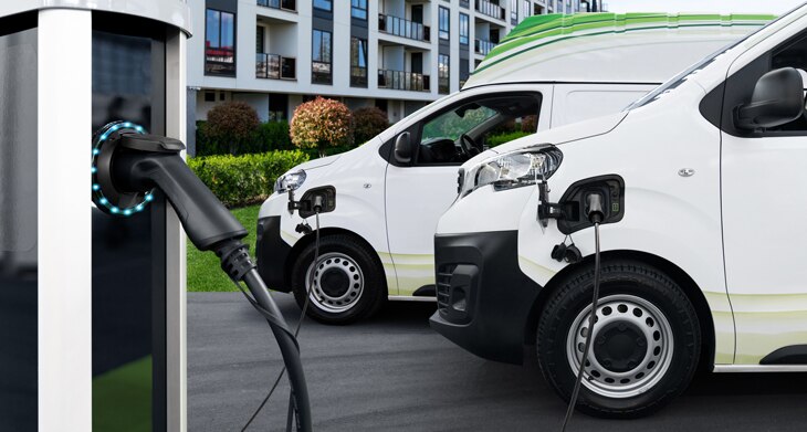 La transición a energías sostenibles del sector de la automoción, especialmente flotas industriales y de transporte, es clave para combatir el cambio climático e impulsar una movilidad verde y conectada en España. La subida del precio de la energía en Europa, agravada por las actuales tensiones geopolíticas, hace necesario acelerar la transición energética de este sector. BBVA acompaña a las empresas de transporte en la electrificación de sus flotas