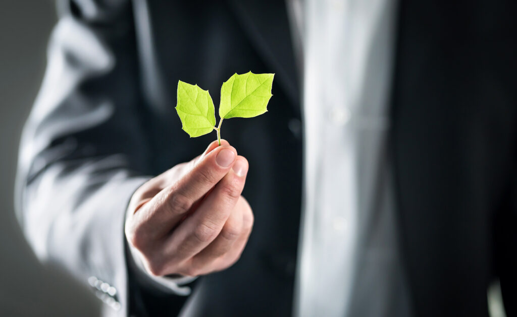 Ahorro, beneficios económicos, sociales y medioambientales. Las finanzas éticas ayudan a invertir de manera solidaria en proyectos con impacto positivo. En España, las entidades de este tipo de finanzas concedieron créditos por valor de más de 1.700 millones de euros durante 2020. Finanzas éticas: ahorrar e invertir en clave sostenible