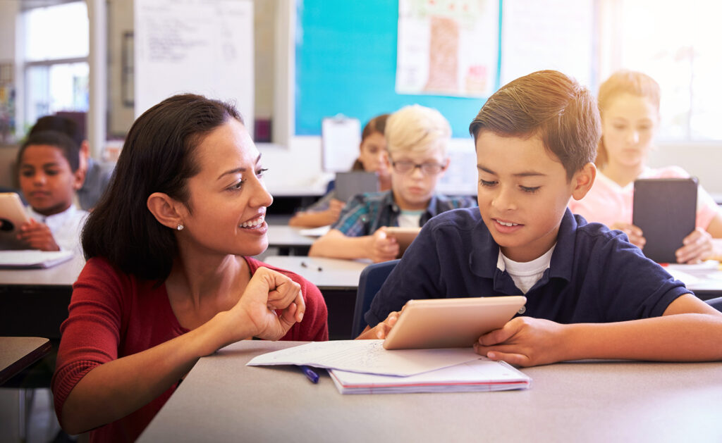 Un factor muy importante en el desarrollo de los estudiantes, sobre todo de los más pequeños, es la convivencia escolar. Es necesario comprender que recién están iniciando su vida escolar en diversos sentidos para así ayudarlos a tener un buen inicio. Por ello, Carla Ramos Peral, educadora y psicomotricista Aucouturier, nos habla sobre los aspectos que se deben priorizar en esta transición. Podcast Yachay profe: docentes al día// ¿Cómo trabajar la convivencia con los estudiantes de tercer ciclo?