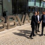 El presidente de BBVA, Carlos Torres Vila, y el consejero delegado, Onur Genç, reciben al presidente del Gobierno, Pedro Sánchez, a su llegada a Ciudad BBVA.