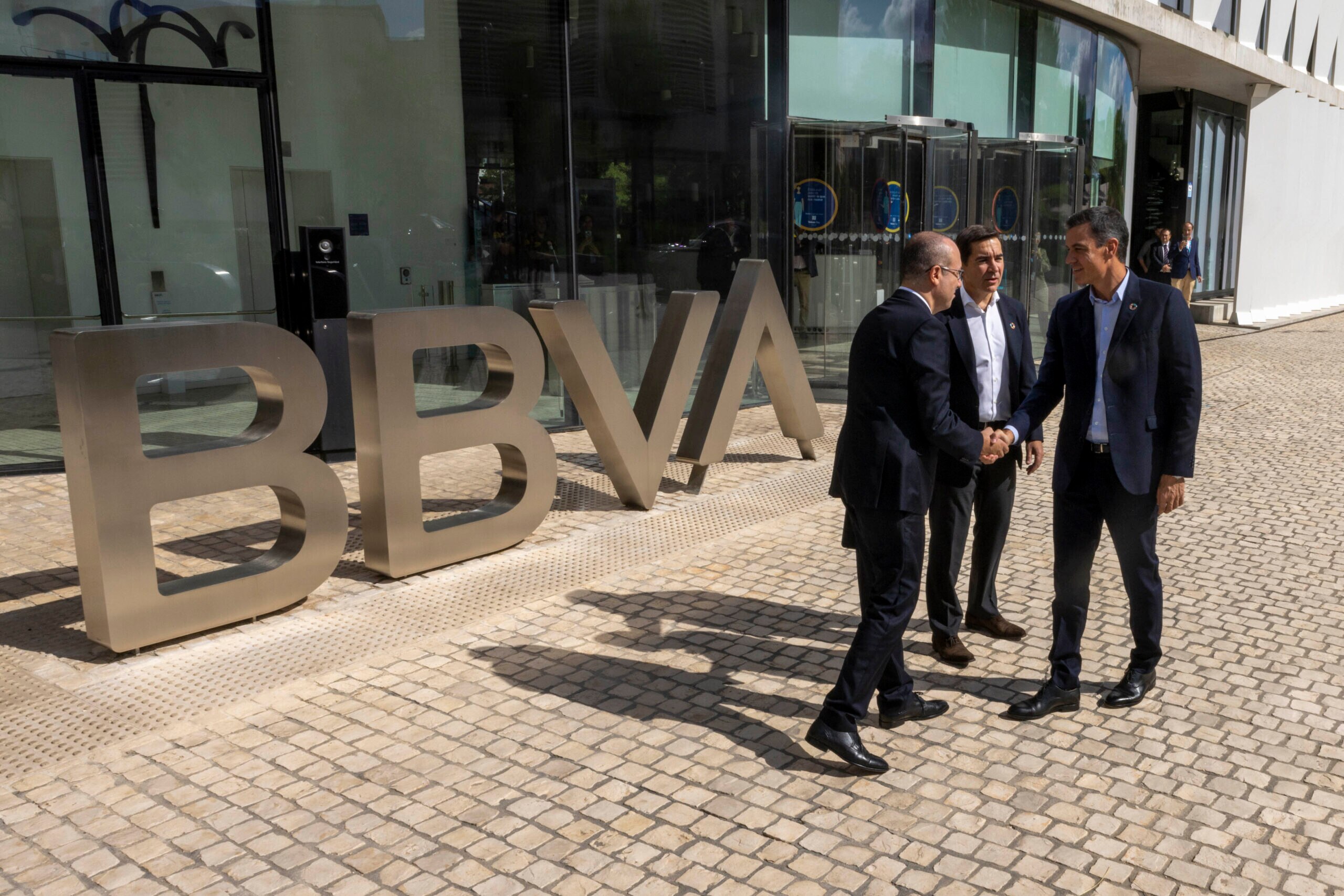 El presidente de BBVA, Carlos Torres Vila, y el consejero delegado, Onur Genç, reciben al presidente del Gobierno, Pedro Sánchez, a su llegada a Ciudad BBVA.