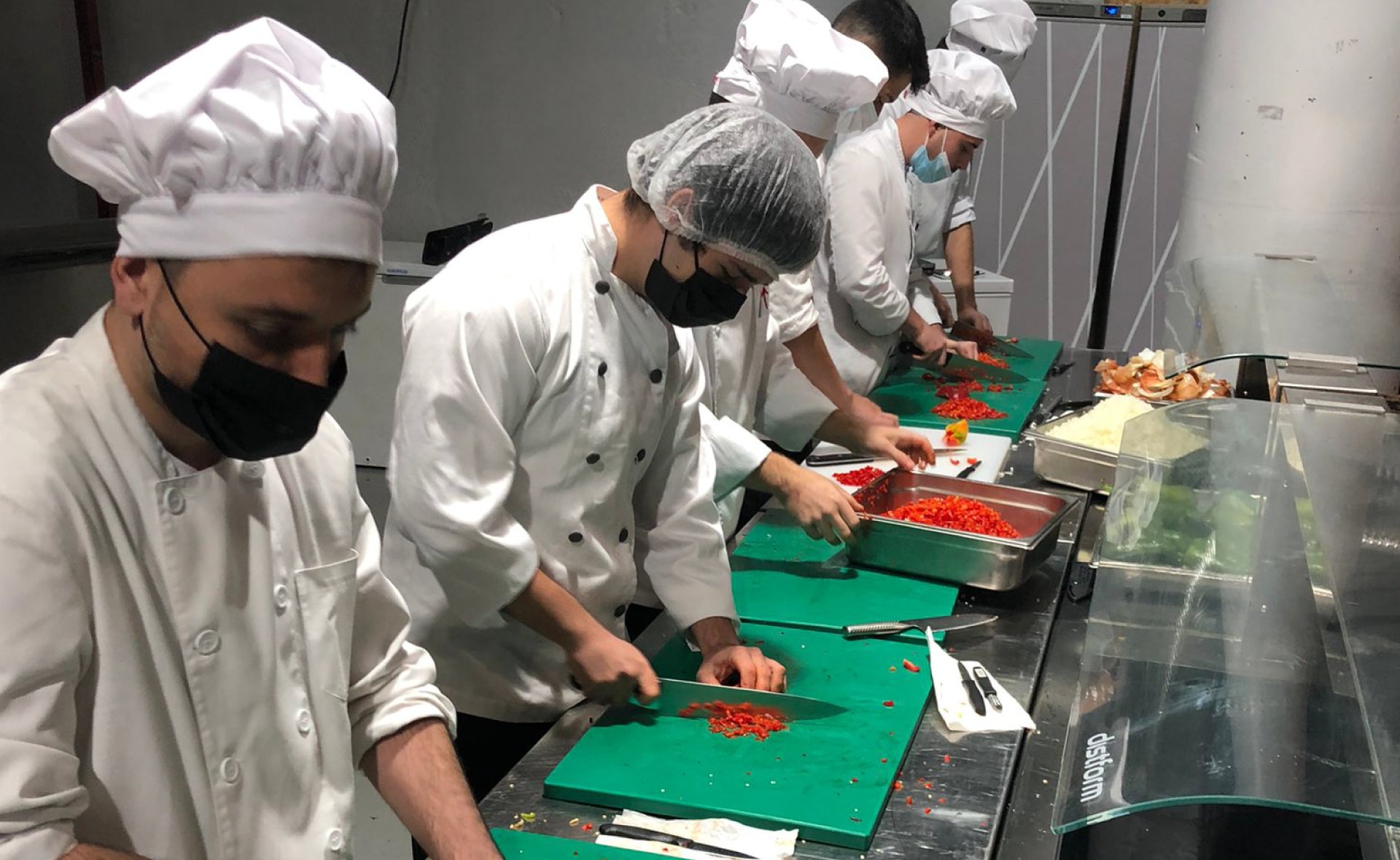 La Cocina Social de Vistalegre trata de facilitar preparando 400 menús diarios. La implicación de los voluntarios y la puesta en marcha de una cocina industrial son los dos pilares de este proyecto que combate el hambre.
Cocina Social Vistalegre: dar una comida caliente a los más vulnerables