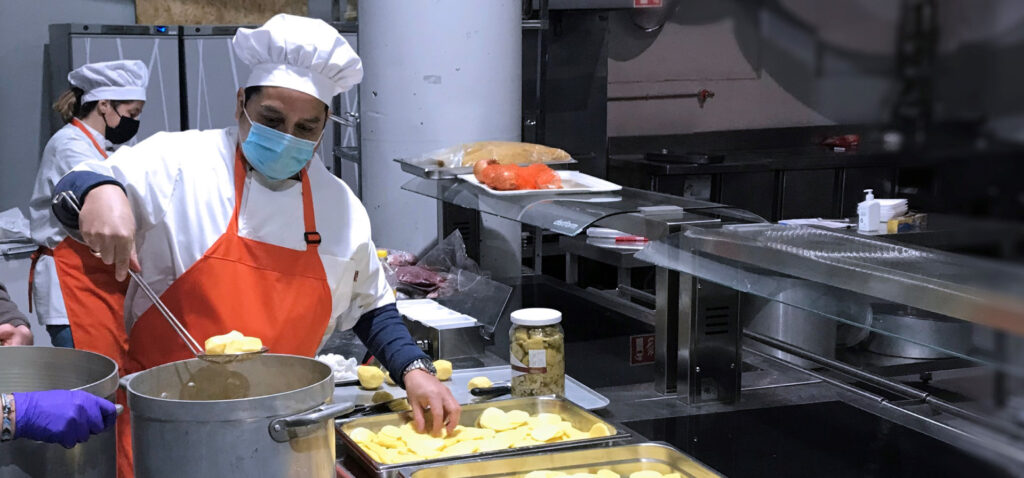 La Cocina Social de Vistalegre trata de facilitar preparando 400 menús diarios. La implicación de los voluntarios y la puesta en marcha de una cocina industrial son los dos pilares de este proyecto que combate el hambre.
Cocina Social Vistalegre: dar una comida caliente a los más vulnerables