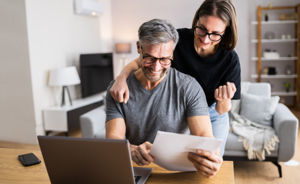 La liquidez es un concepto financiero que hace referencia a la capacidad que tiene un activo para ser convertido en dinero efectivo sin pérdida significativa de su valor. Cuando se aplica a una familia o a una empresa, engloba el conjunto de activos, incluyendo el dinero en efectivo, de que disponen para hacer frente a sus gastos y deudas a más corto plazo, por lo que se trata de una cuestión fundamental para la salud financiera de cualquier persona o negocio. Qué es la liquidez financiera y por qué es tan importante