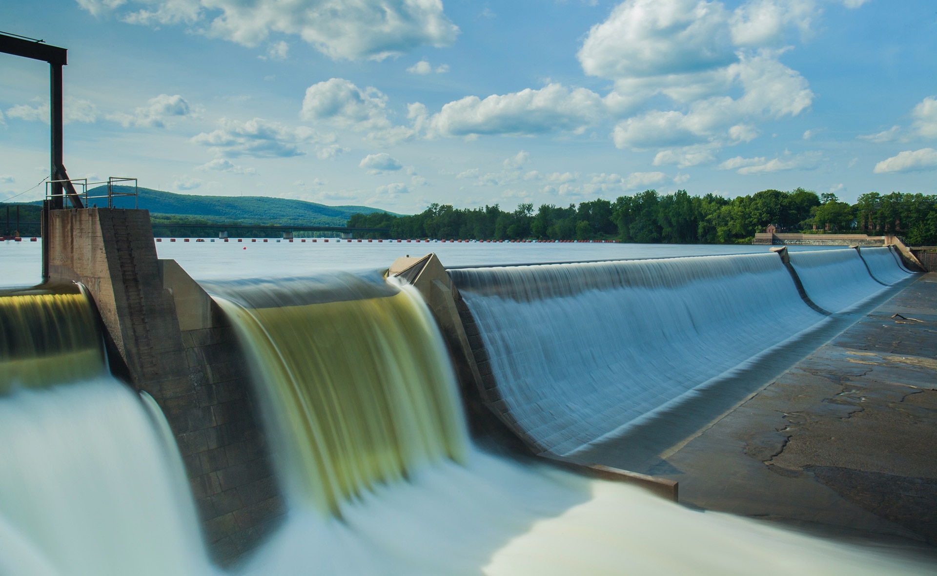 El agua es un recurso finito y escaso. Y sin ella, la vida no sería posible. La consumimos para nuestro día a día en hogares y ciudades, en la agricultura o en la industria energética. Los expertos creen primordial generar una cultura del agua apoyada en normas, gestión y tecnología. ¿Cuáles son los usos del agua? La importancia de los recursos hídricos