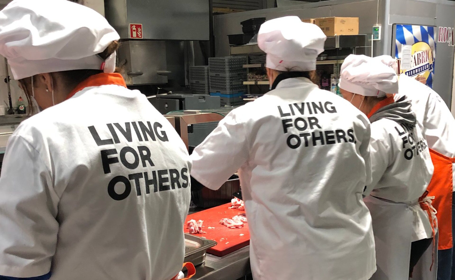La Cocina Social de Vistalegre trata de facilitar preparando 400 menús diarios. La implicación de los voluntarios y la puesta en marcha de una cocina industrial son los dos pilares de este proyecto que combate el hambre.
Cocina Social Vistalegre: dar una comida caliente a los más vulnerables
