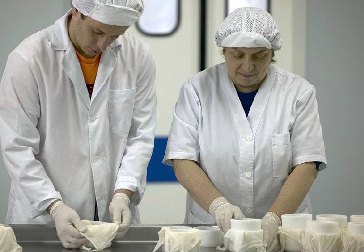 Esta familia de Villaviciosa fue reconocida en 2020 con uno de los Premios BBVA a los Mejores Productores Sostenibles de España.
Los Caserinos: cómo convertir una granja lechera poco rentable en una productiva quesería artesanal y ecológica
