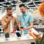 Con más de 60 años de historia, el popular ‘Viernes Negro’ se ha convertido en uno de los días más comerciales del año, con el lanzamiento de ofertas y descuentos más o menos destacados. Un reclamo con gran poder de seducción, pero que entraña algunos riesgos para la salud financiera. Y como no es oro todo lo que reluce, conviene estar alerta para evitar compras impulsivas y posibles fraudes. Guía para comprar de forma inteligente en el ‘Black Friday’