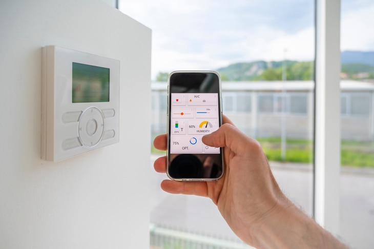 Todos los estudios coinciden en que los sistemas de automatización para el hogar ahorran energía, pero ¿cuánta? Los equipos más avanzados requieren un alto desembolso económico. ¿Compensa la inversión? En este artículo se hacen números para analizar su rentabilidad de cara al invierno, cuando más se paga por la electricidad. Domótica para rebajar la factura de la luz