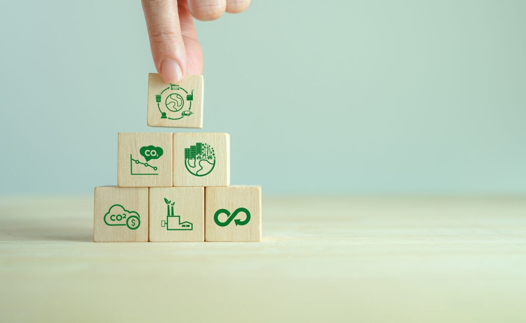 Para descarbonizar el planeta, las empresas deben extender sus objetivos de reducción de emisiones a proveedores, transportistas e incluso consumidores en toda la cadena de valor. Acercar la producción al consumo, ecodiseño, circularidad y trabajo junto con los grupos de interés de cada eslabón son estrategias clave. Cómo reducir las emisiones en la cadena de valor y mitigar el impacto climático