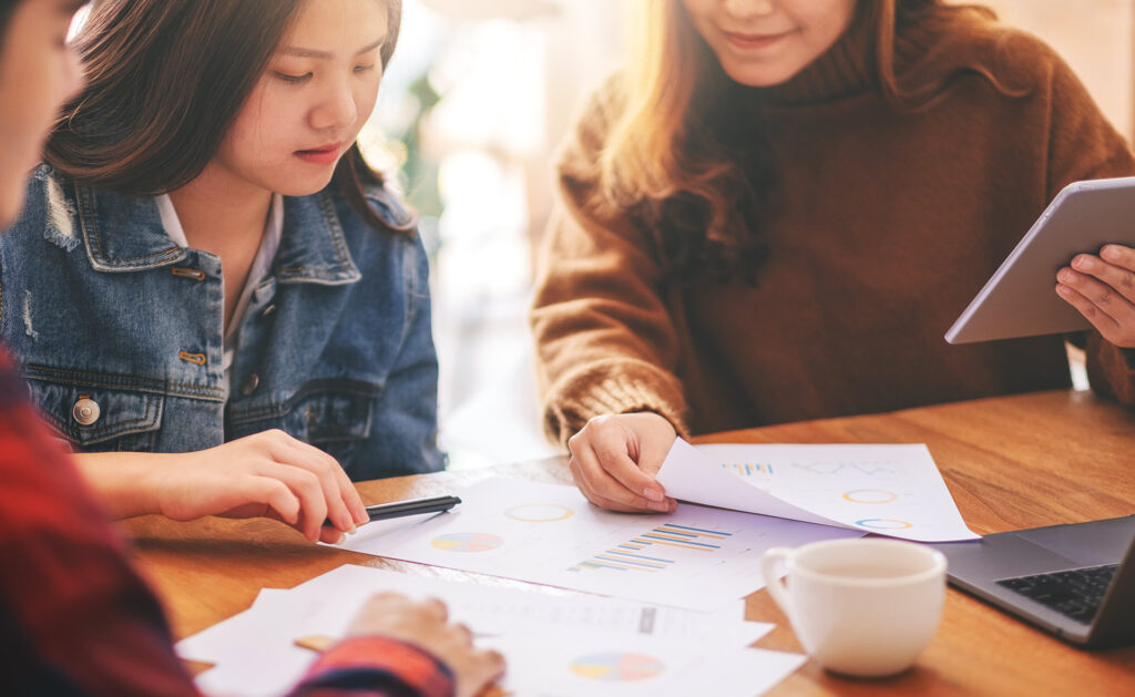 BBVA colabora un año más con Inspiring Girls en la III edición del Club Financiero, un foro que persigue acercar el mundo de las finanzas a jóvenes y adolescentes de la mano de referentes femeninos que ayuden a romper los estereotipos de género que aún puedan existir.
Inspiring Girls: ¿Son las finanzas cosa de chicas?
