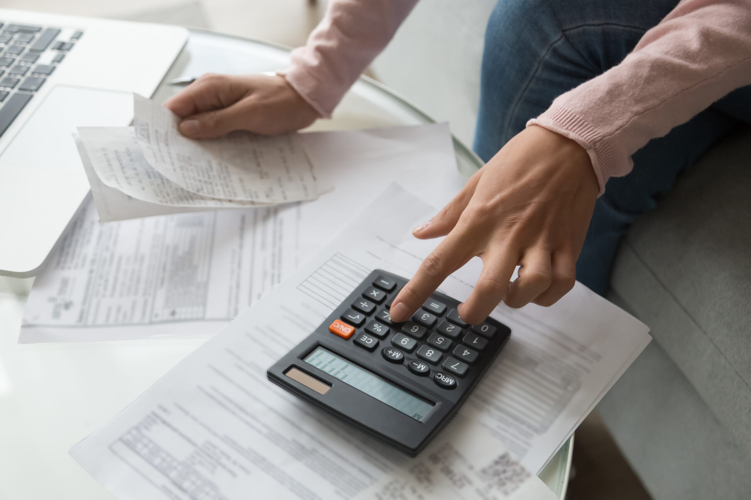 Una empresa no es solo lo que vende, también es lo que compra. Si de verdad quiere mejorar su compromiso sostenible debe extender ese criterio a su cadena de suministro. Las compras responsables pueden traducirse en beneficios económicos, ambientales y sociales que revalorizan la marca. Programa de Compras Responsables en la empresa: qué es y cómo ayuda-HUB