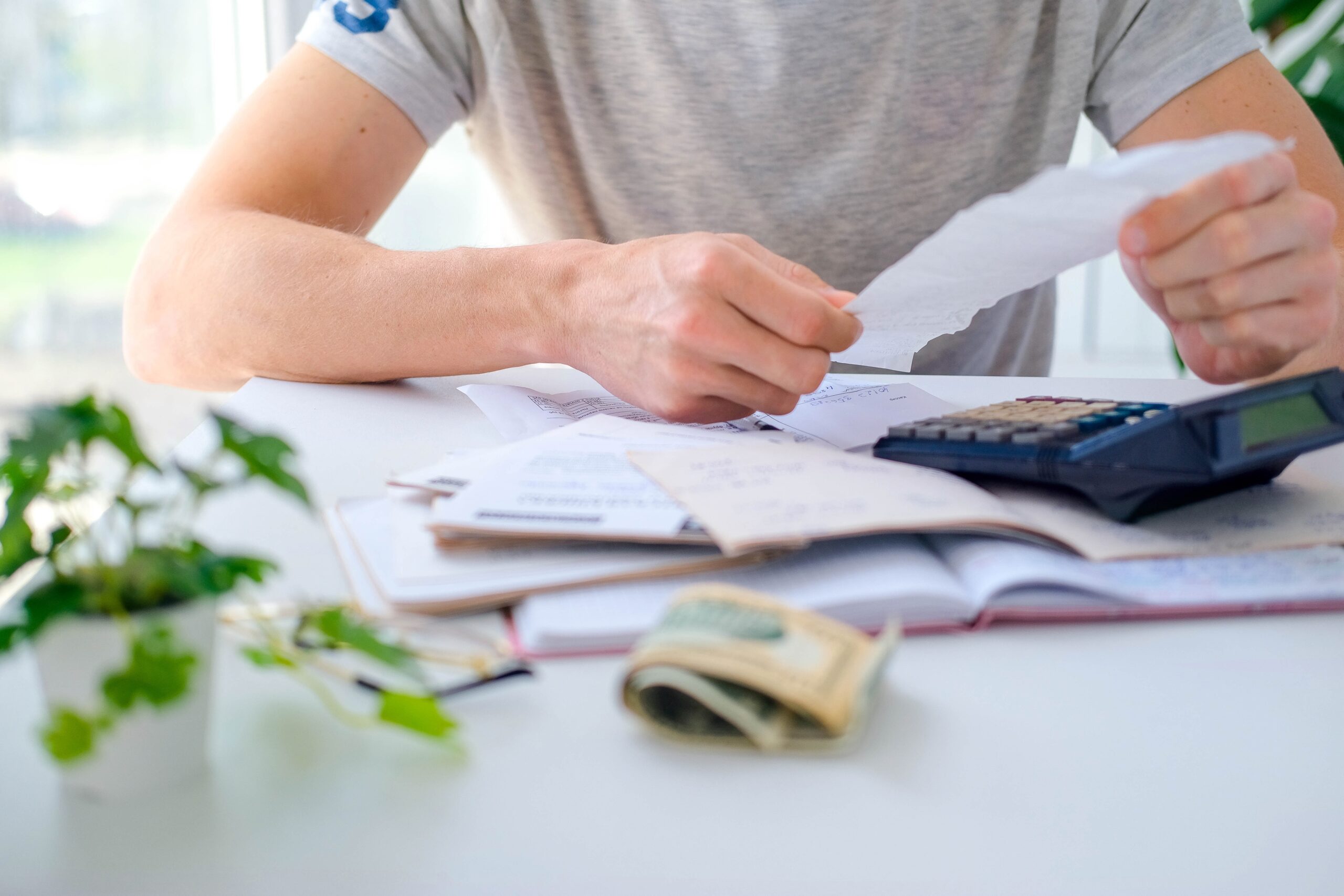 Una empresa no es solo lo que vende, también es lo que compra. Si de verdad quiere mejorar su compromiso sostenible debe extender ese criterio a su cadena de suministro. Las compras responsables pueden traducirse en beneficios económicos, ambientales y sociales que revalorizan la marca. Programa de Compras Responsables en la empresa: qué es y cómo ayuda-HUB