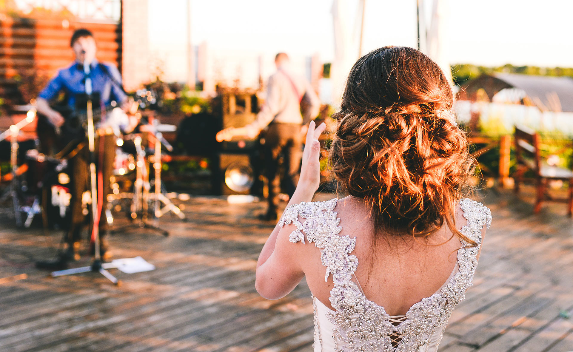 Los números de cuenta han sustituido a las listas de boda en muchas de las invitaciones que se envían a amigos y familiares para celebrar este momento tan importante en la vida de una pareja. Pero hay invitados que buscan regalar algo fuera de lo común, y parejas que prefieren recibir presentes más personales por parte de sus allegados más cercanos. Qué regalar en una boda como alternativa al dinero
