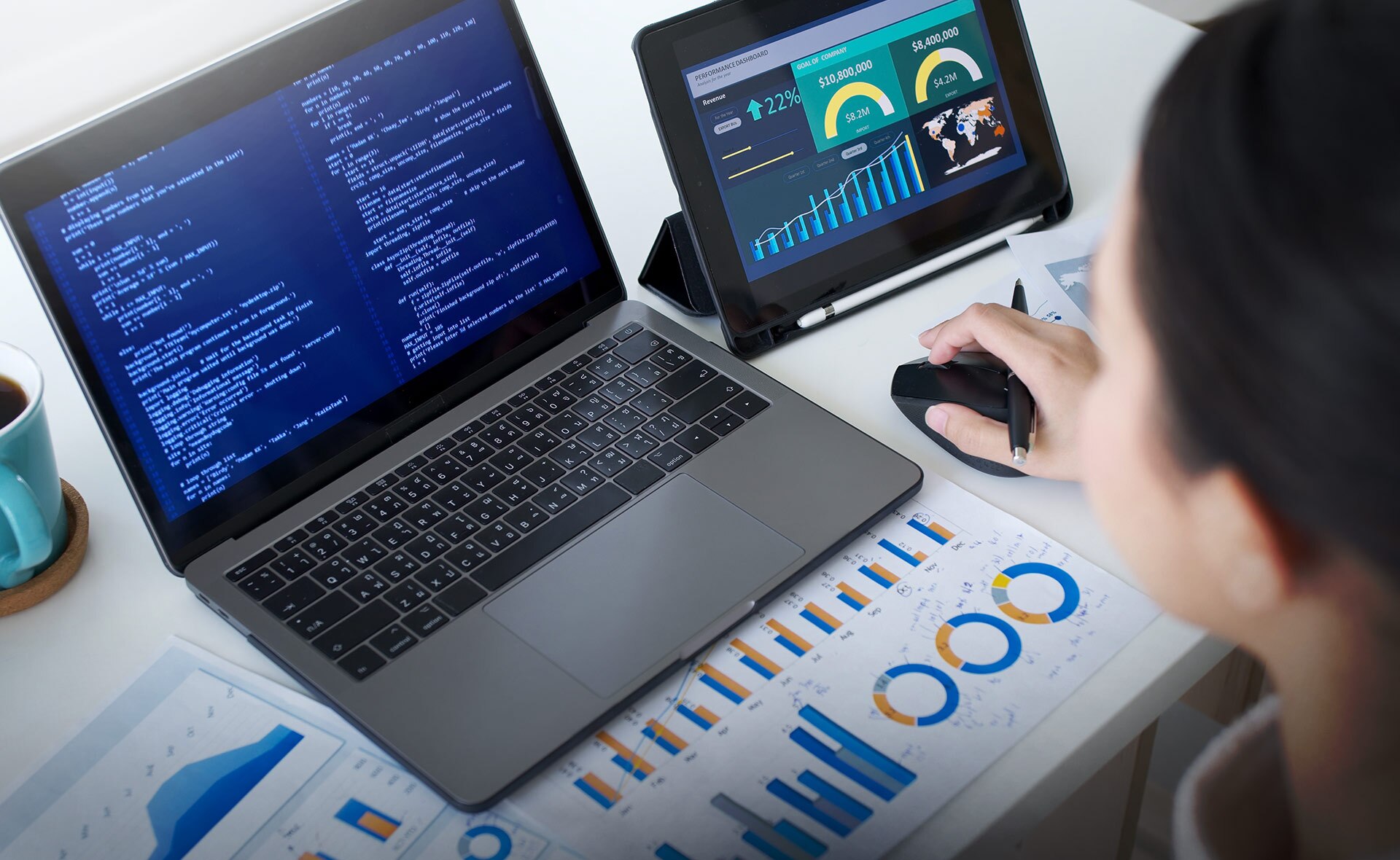 La ciencia de datos está revolucionando el modo en que las empresas se relacionan con sus clientes. El sector financiero no se ha quedado atrás, y aplica esta nueva tecnología con múltiples fines. Por ejemplo, los datos permiten a los bancos ofrecer a sus clientes productos y servicios que les ayudan a personalizar y simplificar su experiencia bancaria, categorizar sus ingresos y gastos, detectar anomalías en sus cuentas o calcular su huella de carbono. Siempre con los datos anonimizados, y con autorización previa del cliente, de forma que se pueda extraer todo su potencial sin identificar a las personas que los han generado. El científico de datos, un profesional clave para el sector bancario… y para sus clientes