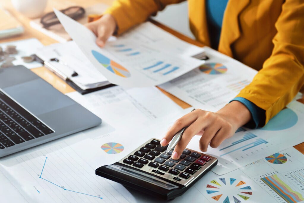Los recursos financieros de una empresa o un negocio son limitados. Con ellos, gerentes y directivos tienen que tomar decisiones operativas y estratégicas a corto, medio y largo plazo. Organizar bien las finanzas corporativas es clave para la salud financiera de una organización.