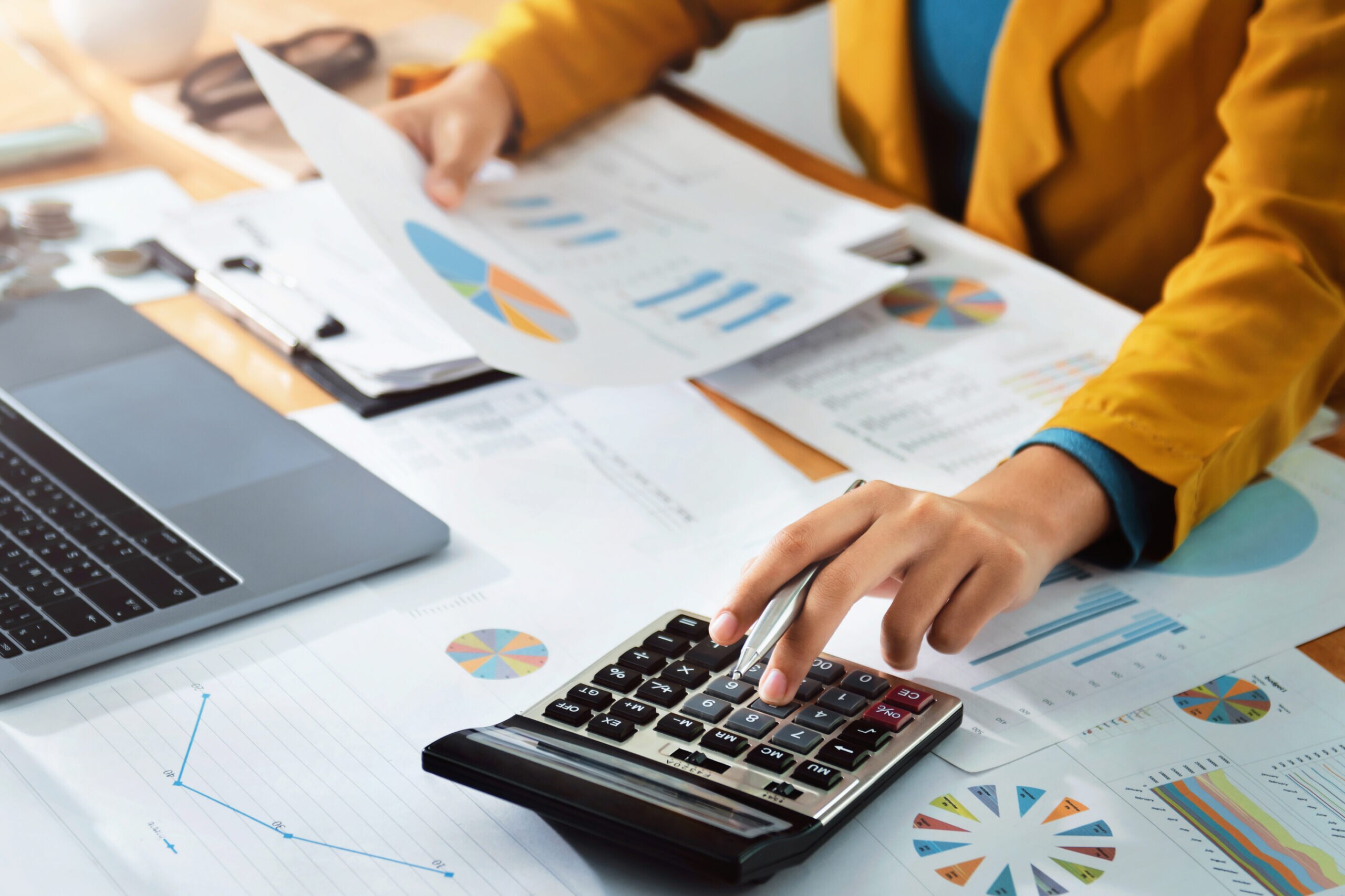 Los recursos financieros de una empresa o un negocio son limitados. Con ellos, gerentes y directivos tienen que tomar decisiones operativas y estratégicas a corto, medio y largo plazo. Organizar bien las finanzas corporativas es clave para la salud financiera de una organización.
