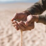 En este ‘podcast’ de OpenMind analizamos dos de esos recursos, el agua y la arena, que tratamos como infinitos y presentamos además el nuevo Cuaderno de Sostenibilidad donde varios expertos dan algunas claves para luchar contra el cambio climático. Podcast OpenMind-Recursos naturales y soluciones contra el cambio climático