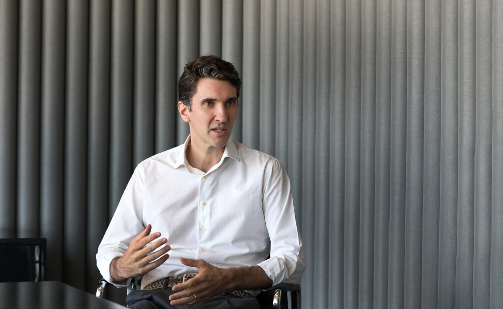 Roberto Albaladejo, responsable de BBVA Spark, nos cuenta cómo funciona esta nueva unidad y cómo están siendo los primeros meses desde su lanzamiento. “Recibimos interés de nuevas empresas que quieren trabajar con nosotros prácticamente a diario, el reto ahora es estar a la altura de lo que esperan de nosotros”.
“La mejor forma de innovar es estar cerca de las compañías con modelos de negocio más disruptivos”