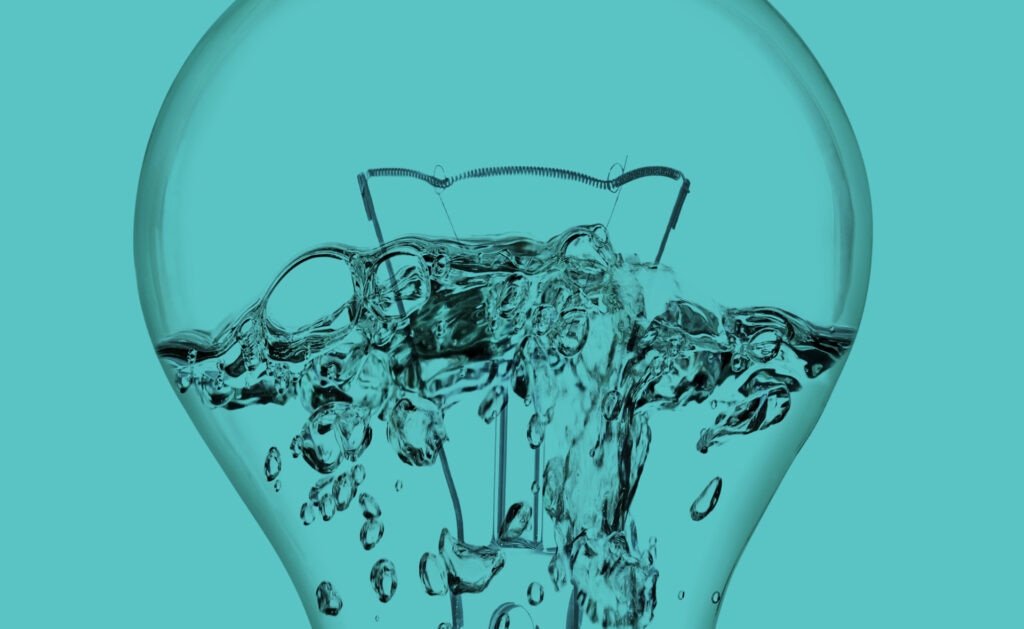 Entender los consumos, evitar pérdidas, revisar instalaciones, apagar luces o cambiar hábitos con el uso del agua pueden suponer un importante ahorro en las facturas de servicios esenciales como la electricidad, el gas o el agua. Hacer un uso consciente y eficiente ayuda a mejorar la salud financiera. Ocho consejos para ahorrar en la factura de la luz, la calefacción y el agua