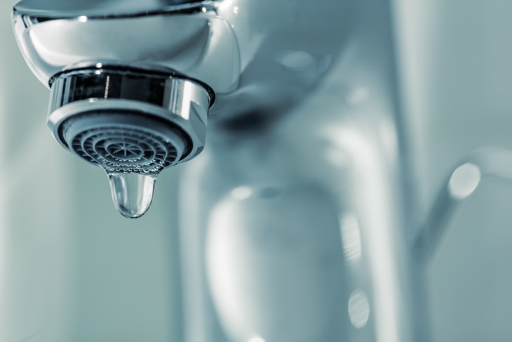 Entender los consumos, evitar pérdidas, revisar instalaciones, apagar luces o cambiar hábitos con el uso del agua pueden suponer un importante ahorro en las facturas de servicios esenciales como la electricidad, el gas o el agua. Hacer un uso consciente y eficiente ayuda a mejorar la salud financiera. Ocho consejos para ahorrar en la factura de la luz, la calefacción y el agua