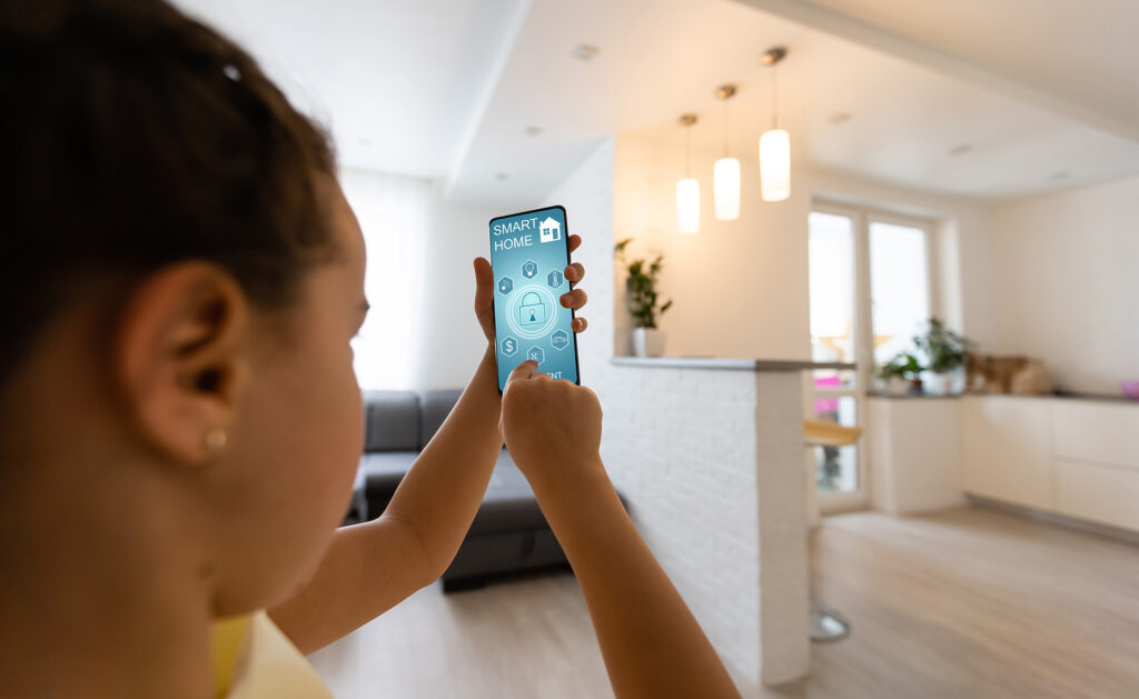 Confort, comodidad, ahorrar en agua y electricidad son algunos de los puntos a tener en cuenta si te planteas instalar la domótica en tu vivienda. A esto se une la conciencia medioambiental para contribuir con la sostenibilidad planetaria. Estos son algunos de los requisitos básicos para acometer un proyecto. ¿Qué debes considerar antes de contratar una empresa de domótica?