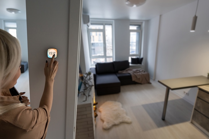Confort, comodidad, ahorrar en agua y electricidad son algunos de los puntos a tener en cuenta si te planteas instalar la domótica en tu vivienda. A esto se une la conciencia medioambiental para contribuir con la sostenibilidad planetaria. Estos son algunos de los requisitos básicos para acometer un proyecto. ¿Qué debes considerar antes de contratar una empresa de domótica?