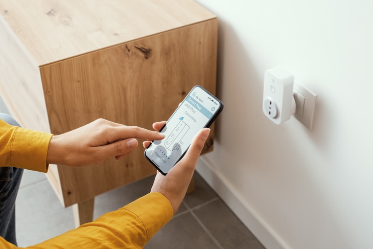 Confort, comodidad, ahorrar en agua y electricidad son algunos de los puntos a tener en cuenta si te planteas instalar la domótica en tu vivienda. A esto se une la conciencia medioambiental para contribuir con la sostenibilidad planetaria. Estos son algunos de los requisitos básicos para acometer un proyecto. ¿Qué debes considerar antes de contratar una empresa de domótica?
