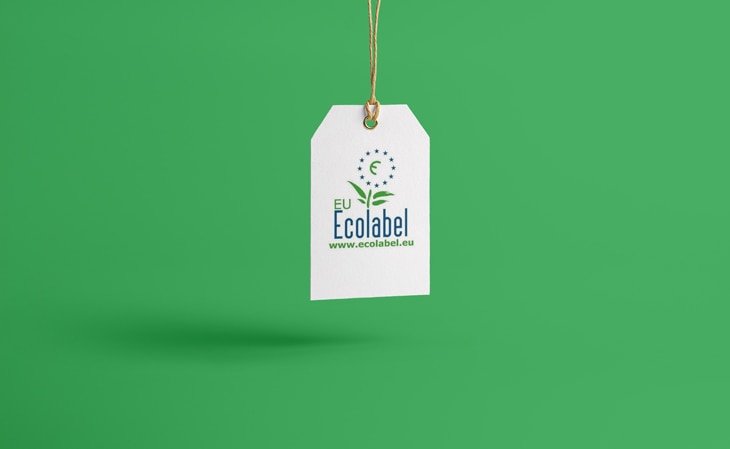 Ayudar a los consumidores a tomar una decisión más informada y recompensar a las empresas que se empeñan en reducir su impacto medioambiental. Para esto sirven las ecoetiquetas. En la Unión Europea, más de 80.000 productos y servicios tienen este sello. Cuando la sostenibilidad se certifica: ¿qué son las ecoetiquetas?-
