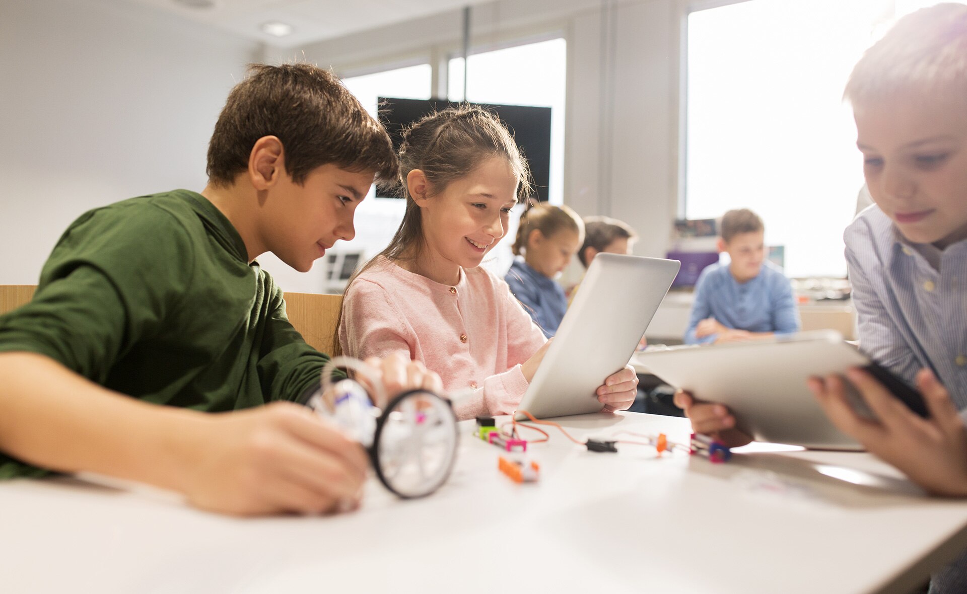 La falta de tiempo del profesorado y la baja competencia digital de las familias, los grandes lastres para incorporar las TIC en la enseñanza